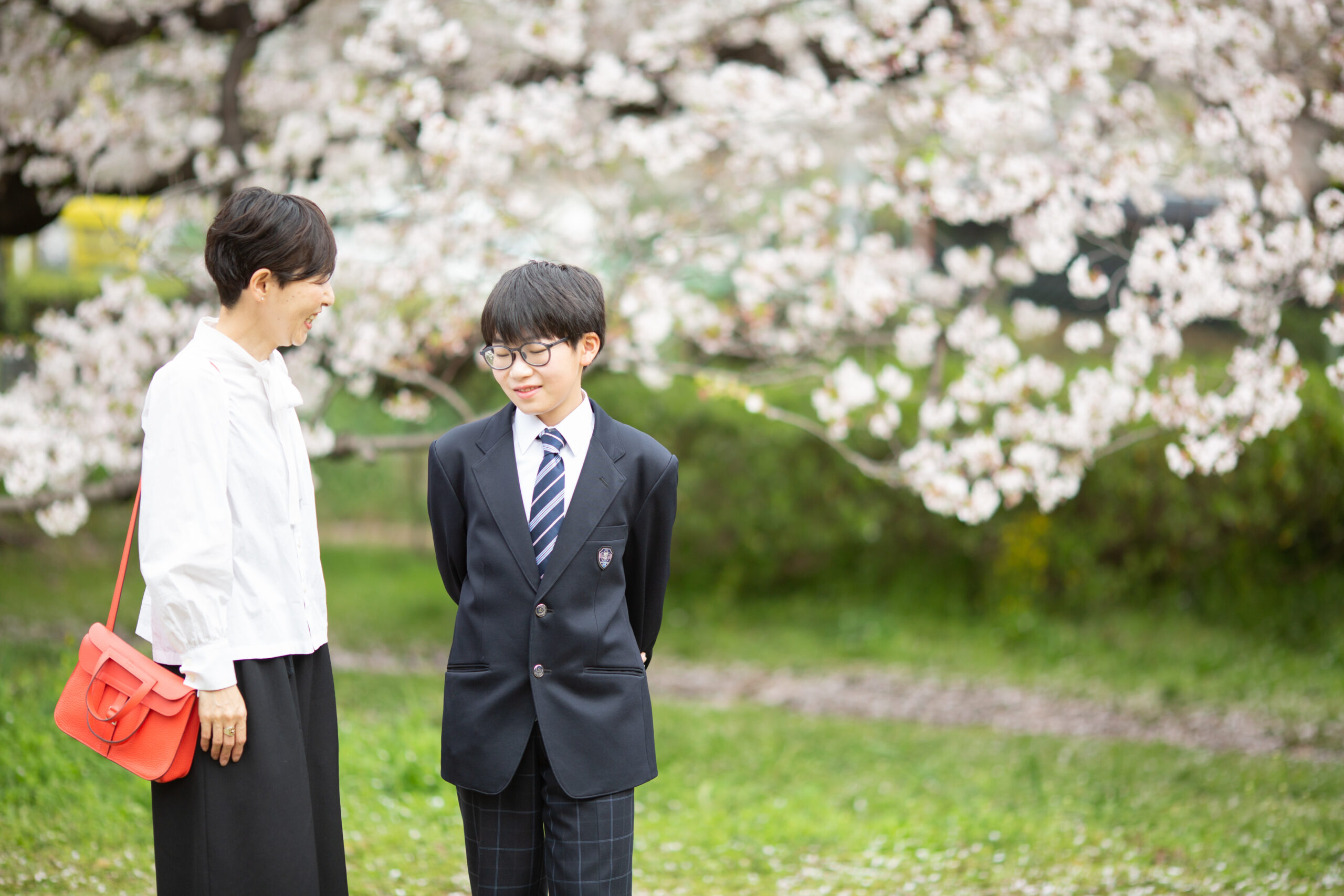 桜と歩く記念写真-M3