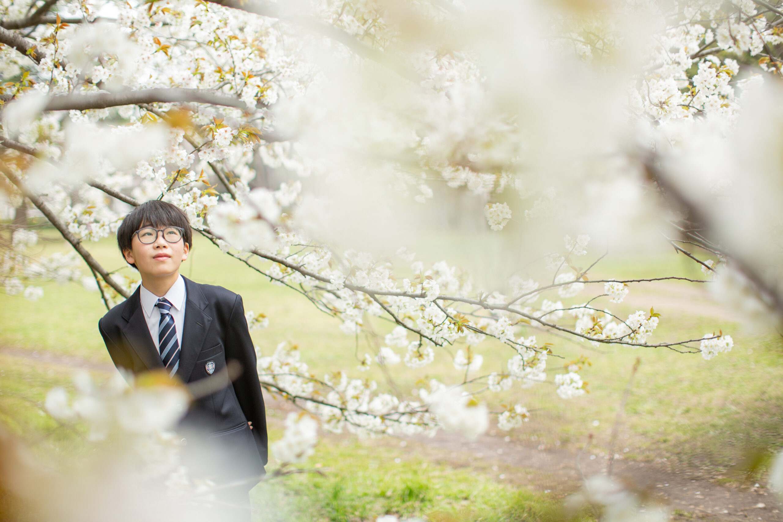桜と歩く記念写真-M6